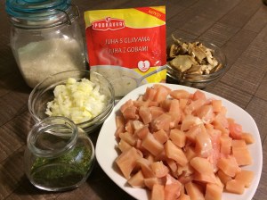 svi sastojci koji su potrebni za rižoto od vrganja i piletine.