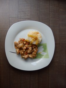 ljetna tava, riža s mesom, meso u umaku od povrća, jednostavan ručak, brzi ručak