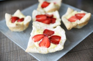 jagode s lisnatim tijestom, lisnato tijesto, borovnice, maline, kupine