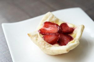 jagode s lisnatim tijestom, lisnato tijesto, borovnice, maline, kupine