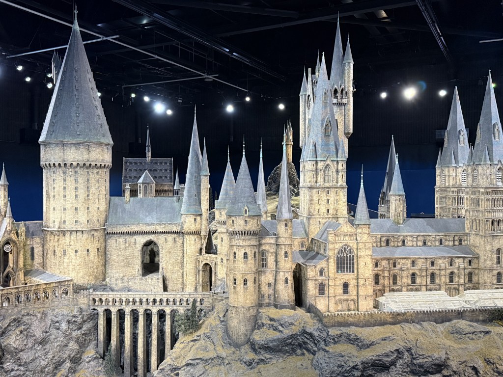 Minijatura dvorca Hogwarts iz serijala Harry Potter, prikazana u Warner Bros. studiju u Londonu, s karakterističnim tornjevima i detaljima.